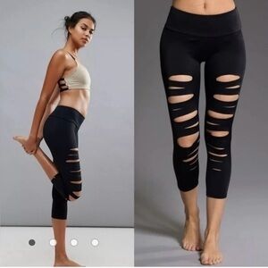 Onzie Black Shredded Cropped Yoga Leggings Size Small/Medium